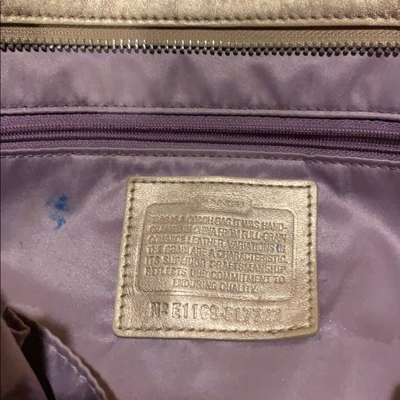 Coach metallic gold signature embossed leather - Picture 7 of 8